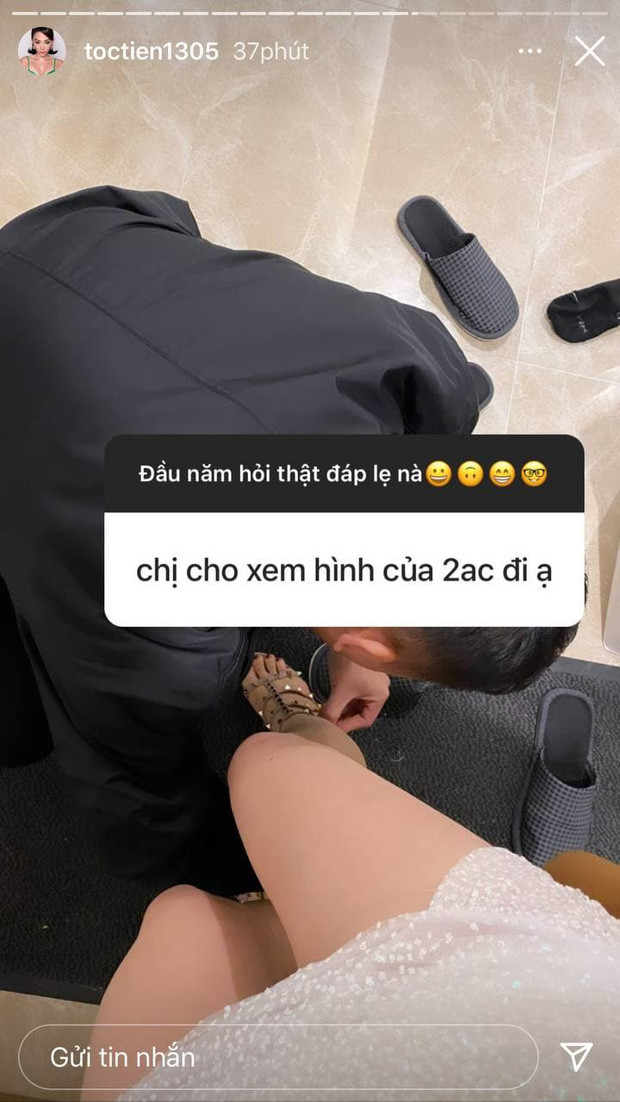Trong lần trò chuyện với fan, Tóc Tiên không ngần ngại khoe ảnh ông xã tự tay đi giày cho mình, cực kỳ tình cảm và chu đáo.