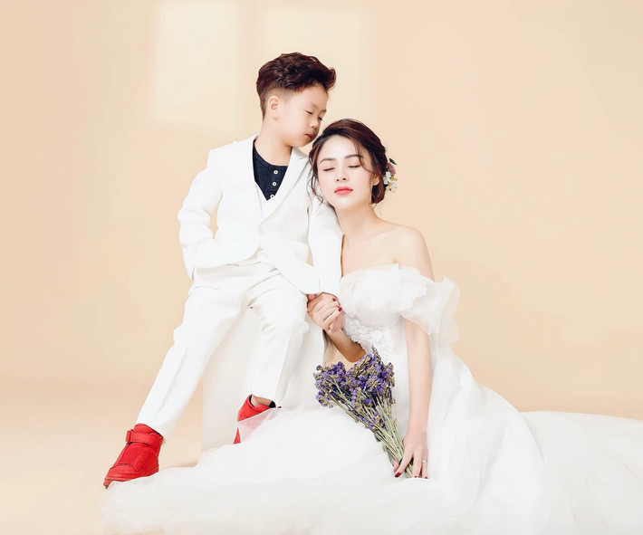 Thu Trang từng chia sẻ trên báo Tổ Quốc rằng, cô trải qua mối tình kéo dài 6 năm trước khi tiến tới hôn nhân. Lập gia đình khi tuổi đời còn trẻ, lúc có biến cố xảy ra khiến cả hai không vượt qua được. Nữ diễn viên ôm con trai mới được 5 tháng tuổi rời khỏi nhà với hai bàn tay trắng.