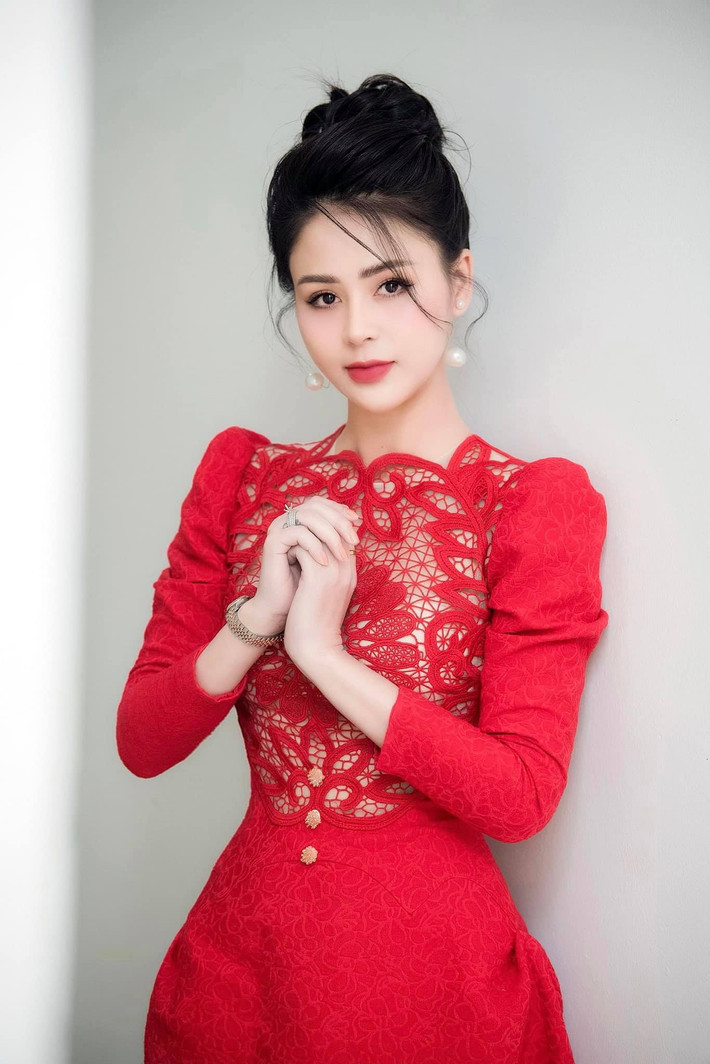 Ngoài đời, nữ diễn viên sở hữu vẻ đẹp gợi cảm cùng phong cách quyến rũ.