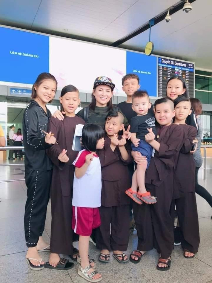 Phi Nhung là một trong những nghệ sĩ có nhiều con nuôi nhất showbiz Việt.