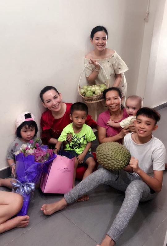 Phi Nhung và các con nuôi quây quần trong dịp lễ Ngày của mẹ.
