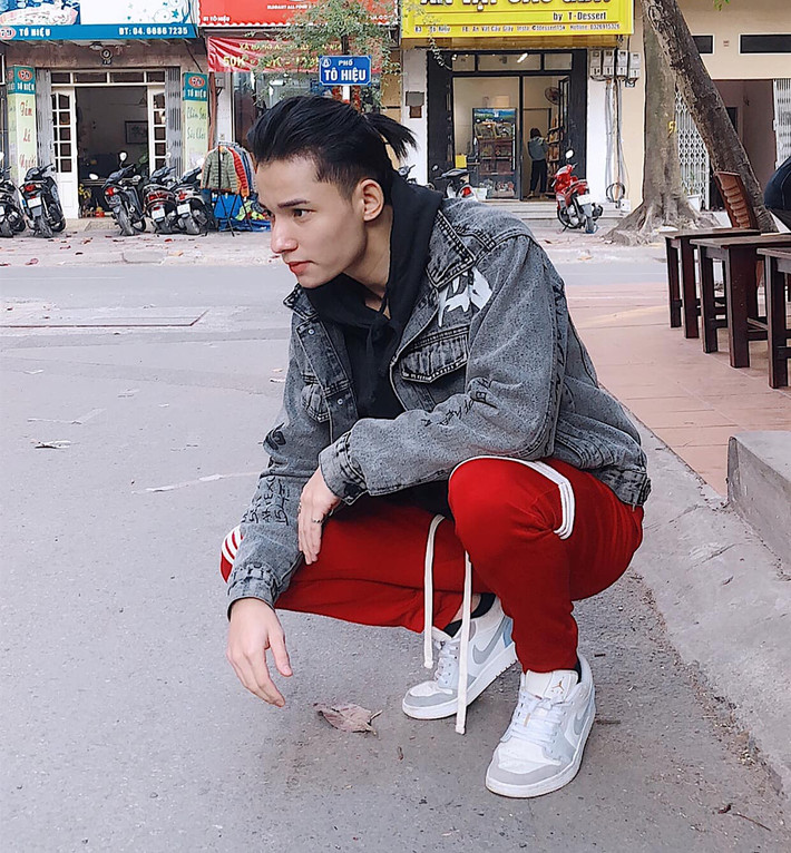 Trước khi lộ diện, Sỹ Hưng chia sẻ trên trang cá nhân: "Thế là bạn Dũng sắp về nước rồi. Những ngày qua bận học quá không ở nhà ủ mưu cùng chị Thy và mẹ Sa được".