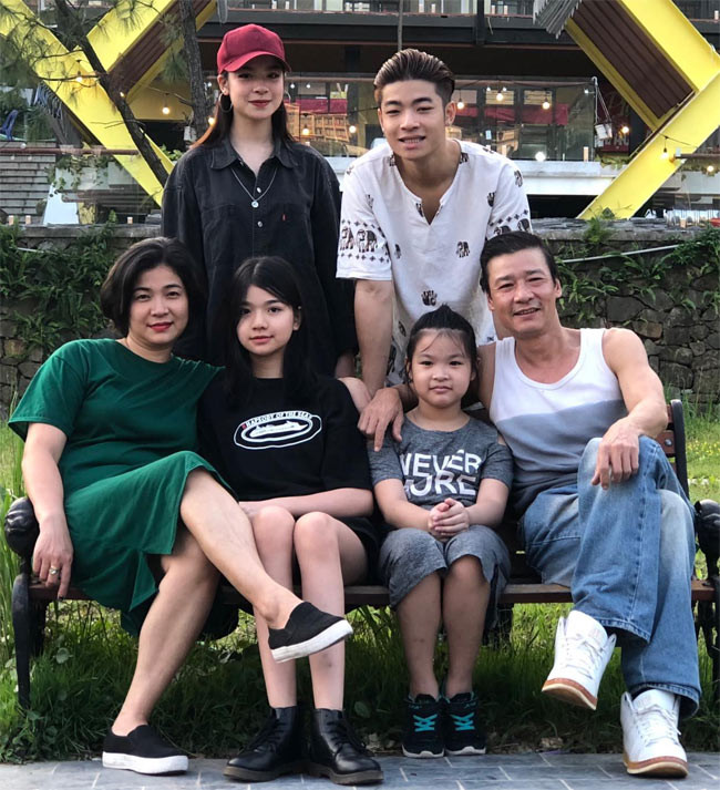 Lan Anh chính là hậu phương vững chắc của chồng khi cùng anh chăm sóc 4 đứa con và lo việc kinh doanh.