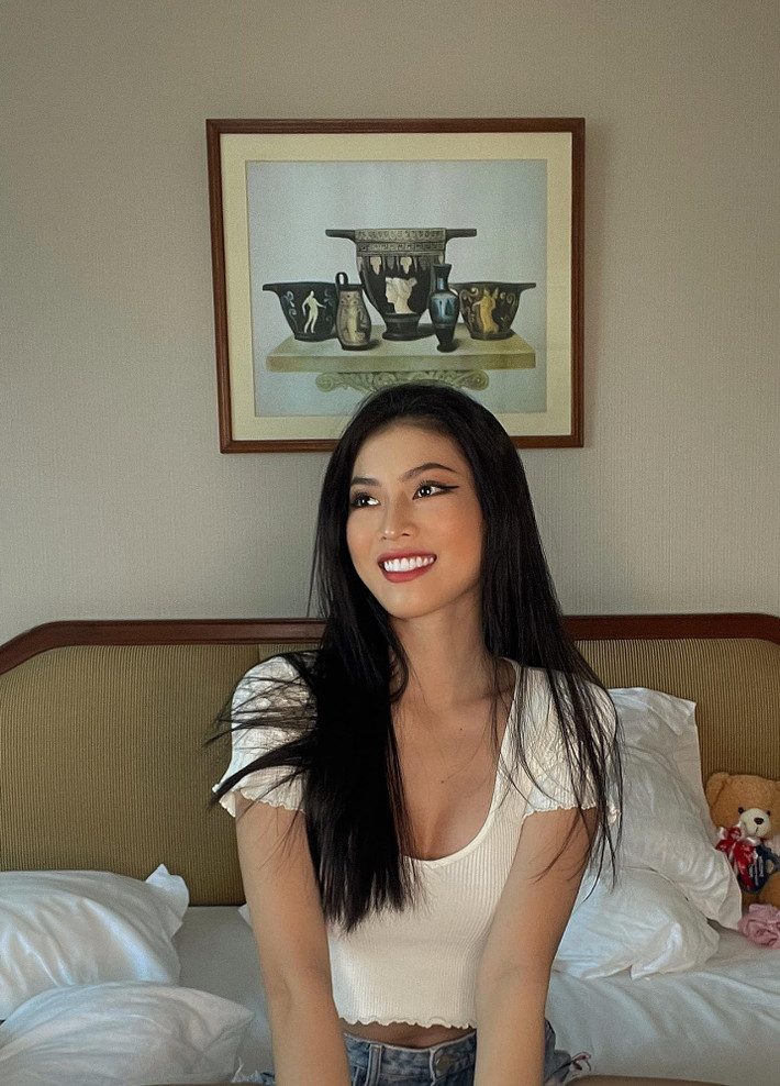 Á hậu Ngọc Thảo khoe vóc dáng gợi cảm ở phòng cách ly tại Thái Lan trong thời gian tham dự cuộc thi Miss Grand International 2020.