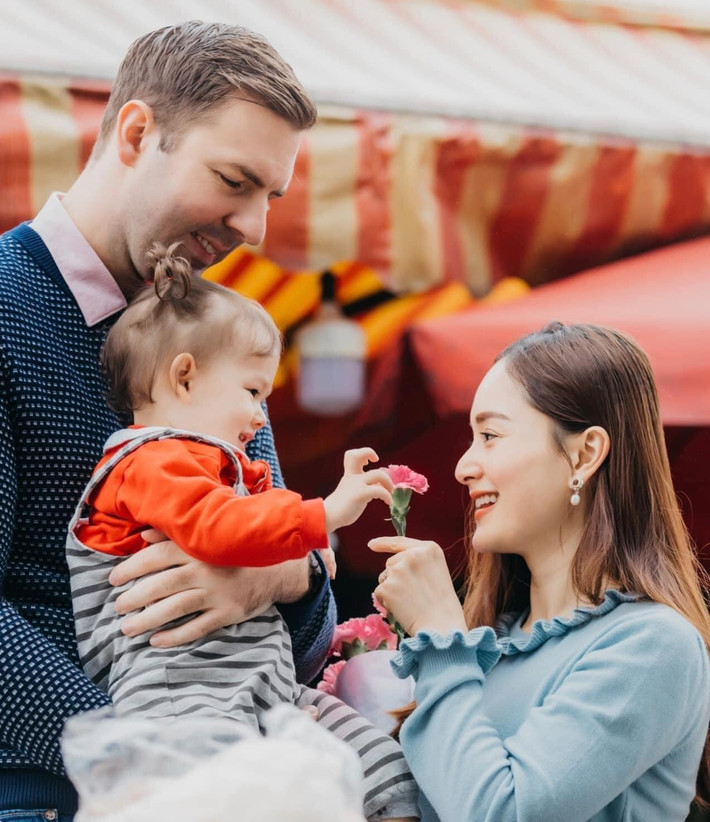 Bé Lina là "trái ngọt" trong cuộc hôn nhân viên mãn của nữ diễn viên phim "Bố già" và chồng người Anh.