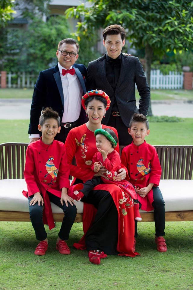 "Đây là một điều không dễ dàng chút nào. Nhưng trước hết, nó phải xuất phát từ mong muốn của chính bản thân mình là làm tất cả những điều có thể để giữ gìn hạnh phúc gia đình. Từ từ, dần dần tôi và cháu đã hòa nhập cùng cả gia đình. Đến giờ này, tôi không cảm nhận có khoảng cách nào khi mà Kamen luôn gọi điện nhắc anh hai mua đồ chơi cho em", Hà Kiều Anh tâm sự.