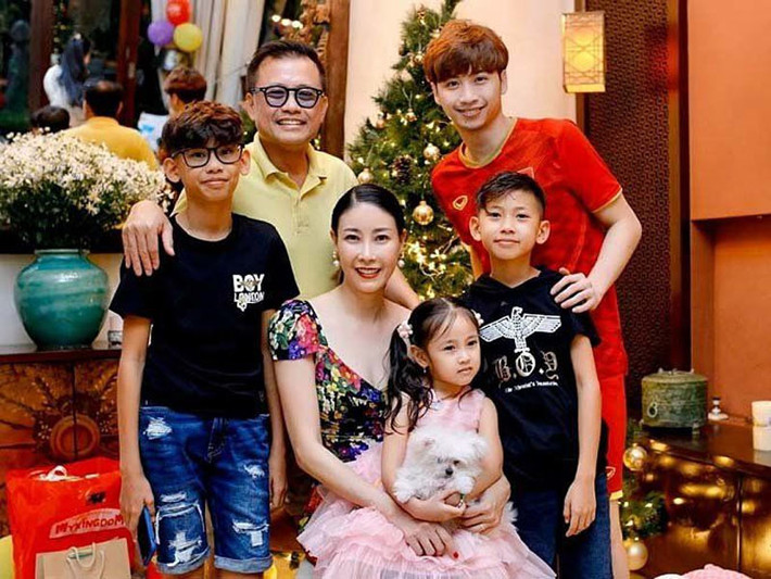“Tôi luôn luôn thương yêu con riêng của chồng, vì đó là điều tạo nên mái ấm gia đình. Vì chồng tôi sẽ cảm thấy hạnh phúc khi không phải đứng giữa hai người. Các con của tôi cũng vậy, rất là yêu anh và luôn cảm thấy không có sự ngăn cách với anh hai, luôn nghĩ anh cũng là anh của mình và là con của mẹ…”, Hà Kiều Anh chia sẻ với Thanh Niên.