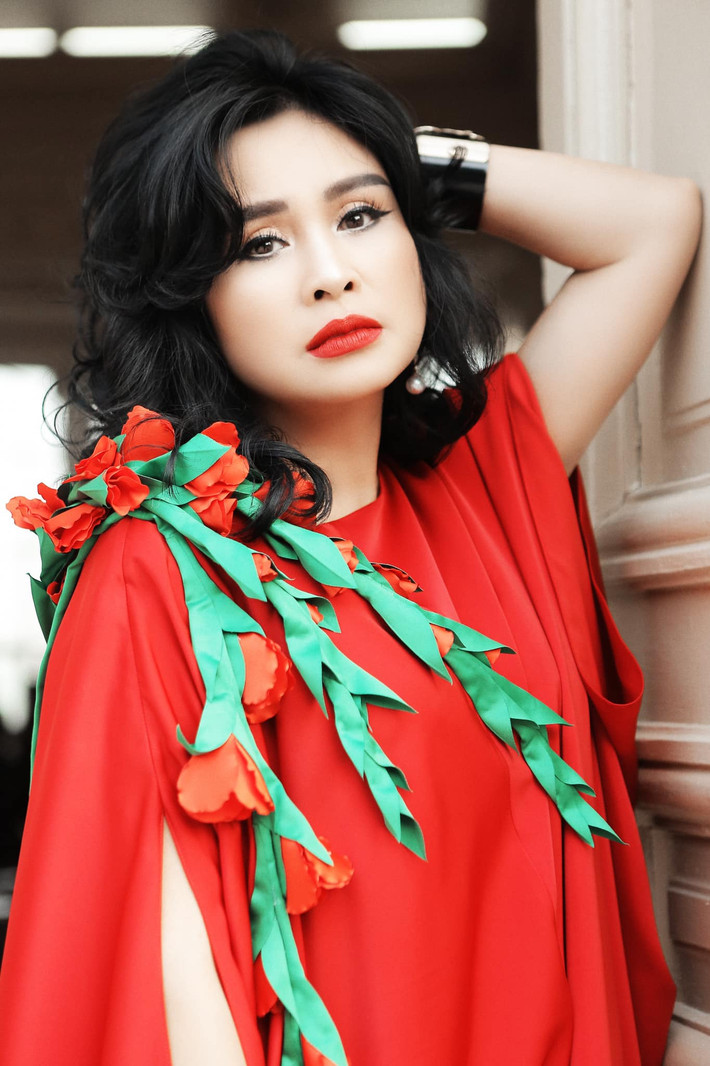 Thậm chí trong nhiều loạt ảnh gợi cảm, vợ cũ của nhạc sĩ Quốc Trung khiến nhiều mỹ nhân trẻ phải "chạy dài".