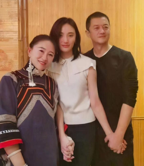 Hải Hà Kim Hỷ (giữa), bạn gái của Lý Á Bằng là người mẫu kiêm diễn viên và từng đóng phim như: Mùa hè của Hồ Dương, Đằng sau lời nói dối...