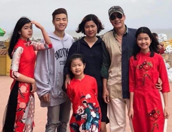 Sau 16 năm vắng bóng, ngôi sao của series “Cảnh sát hình sự” Võ Hoài Nam bất ngờ tái xuất màn ảnh Việt với vai diễn người bố tù tội của Phương Oanh (vai Phương Nam) trong phim "Hương vị tình thân". Sự trở lại của nam tài tử một thời khiến cuộc sống đời tư của anh nhận được nhiều sự quan tâm, đặc biệt là 4 người con (một trai, ba gái) lớn phổng phao.