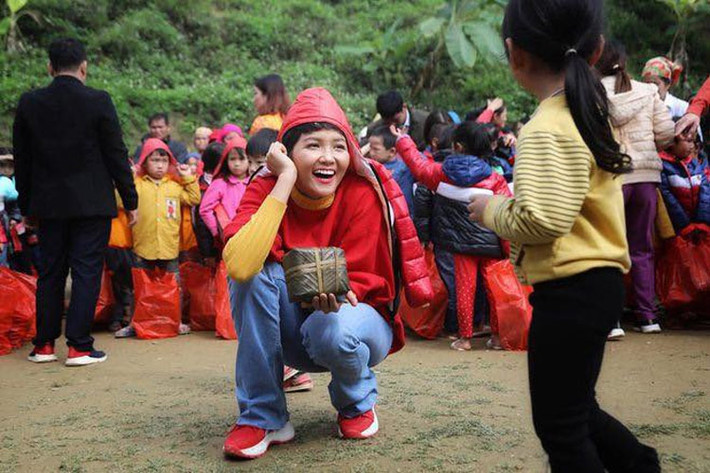 Sự năng nổ và hăng hái làm việc thiện nguyện của người đẹp lọt top 5 Hoa hậu Hoàn vũ Thế giới 2018 đã truyền năng lượng tích cực đến cộng đồng, đặc biệt là các bạn trẻ. (Ảnh: FBNV)