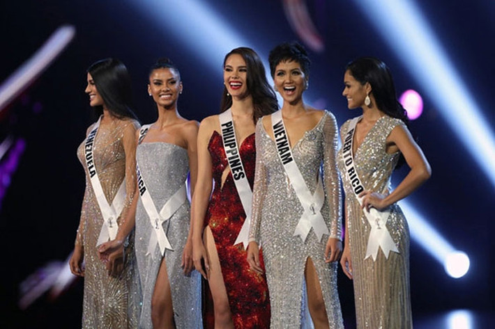 Sau đó người đẹp sinh năm 1992 đại diện Việt Nam tham dự cuộc thi Hoa hậu Hoàn vũ 2018 tại Thái Lan và lọt vào top 5 chung cuộc. (Ảnh: Báo Nhân dân)