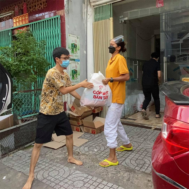 Đặc biệt trong thời gian TP.HCM thực hiện giãn cách xã hội, người đẹp gốc Ê-đê đã tham gia nhóm tình nguyện viên nghệ sĩ tham gia các hoạt động như tặng quà cho bệnh nhân ở khu cách ly, hỗ trợ lấy mẫu, điều phối người dân khi đến tiêm vắc xin... (Ảnh: FBNV)
