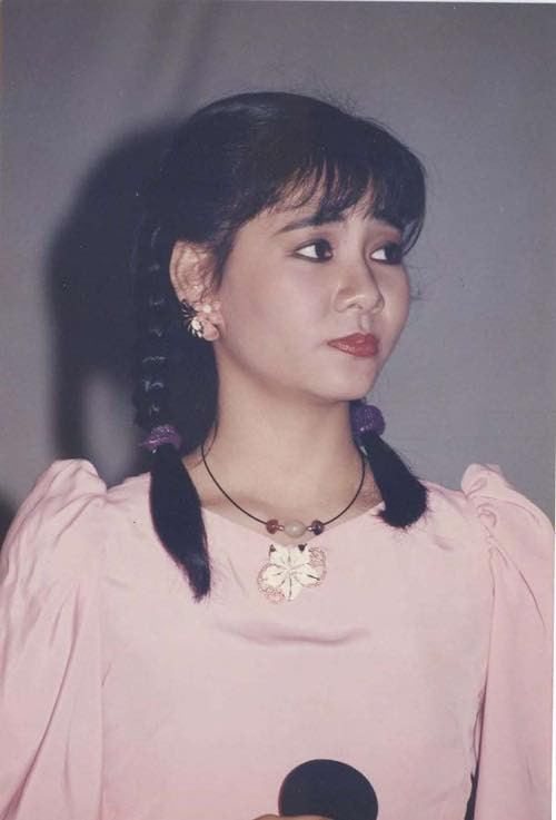 Thời thanh xuân, nữ ca sĩ chăm tết tóc hai bên, đôi môi đỏ chúm chím...