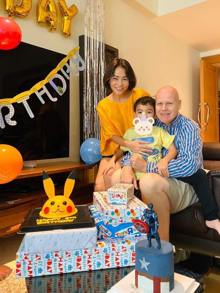 Thu Minh ngày càng đẹp rạng rỡ khi tận hưởng cuộc sống hạnh phúc bên chồng con nơi trời Tây.