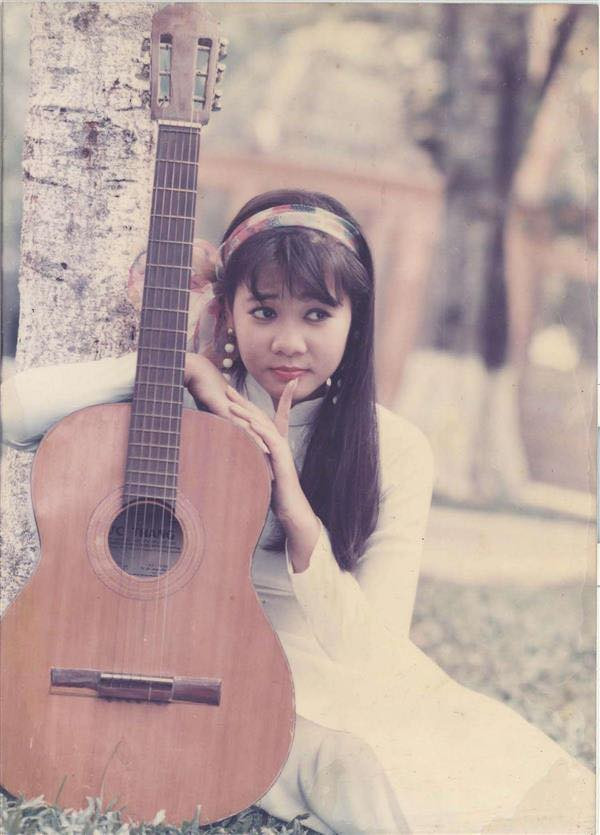 Thu Minh đẹp dịu dàng và nữ tính trong tà áo dài tinh khôi thời còn là nữ sinh.
