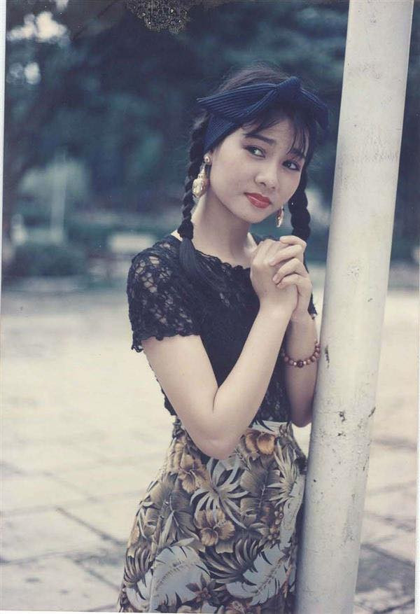 Trong loạt ảnh thời trẻ, nữ ca sĩ để mái tóc dài thướt tha, thời trang điệu đà với phụ kiện hợp mốt.