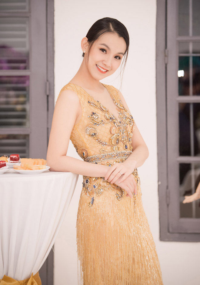 Vóc dáng thon gọn và khuôn mặt tươi tắn giúp Thùy Lâm trẻ hơn so với tuổi.