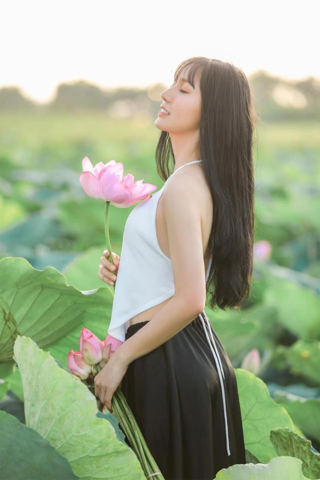 Mới đây trên trang cá nhân, ca sĩ Lynk Lee khoe ảnh cô mặc áo yếm và áo dài chụp ảnh bên hồ sen.