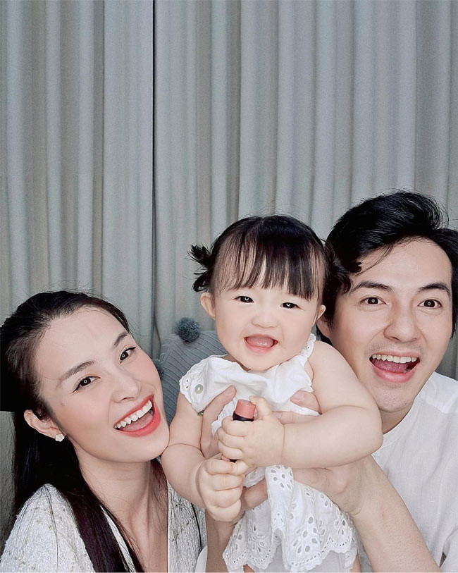 Bé Winnie, con gái Ông Cao Thắng và Đông Nhi càng lớn càng giống hệt bố từ nụ cười, ánh mắt tới chiếc cằm nhọn Vline.
