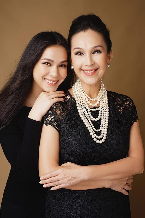 Diễn viên Diễm My và con gái lớn Hà Thùy My (sinh năm 1995) có khuôn mặt và nụ cười y hệt nhau.