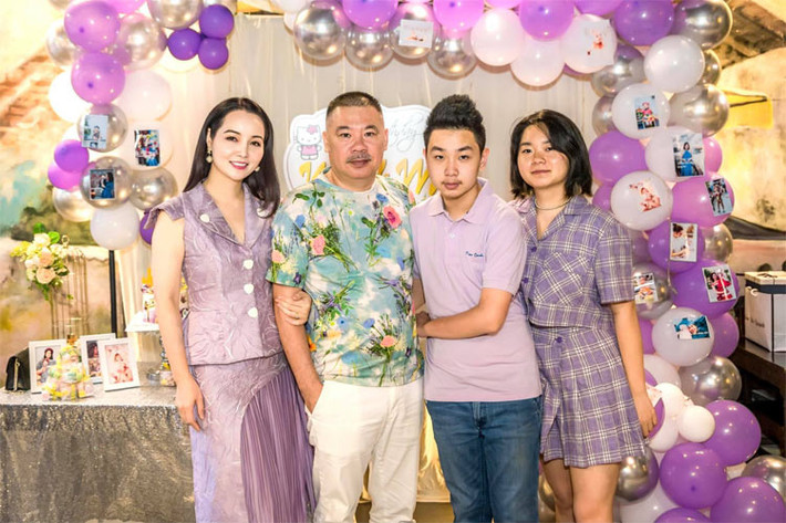 Cô đã có cuộc hôn nhân hạnh phúc suốt 18 năm qua với người chồng hơn 7 tuổi, anh Thang Văn Lương.