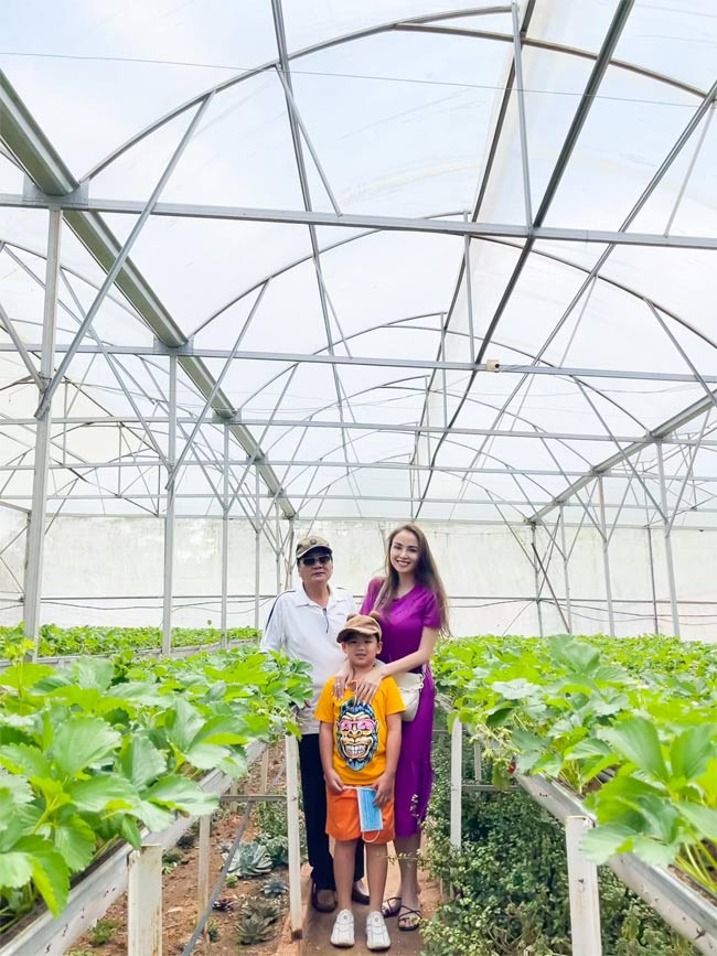 Cũng trong chương trình đó, Diễm Hương gửi lời xin lỗi mẹ: "Con rất cảm ơn mẹ đã rộng lượng tha lỗi cho con vì tất cả lỗi lầm đã làm mẹ buồn phiền. Và khi con quay trở về, mẹ không hề có lời nào trách mắng, như chưa có chuyện gì xảy ra trong 4 năm liền". (Ảnh: FBNV)