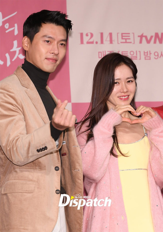Ngày 1/1/2021, Son Ye Jin - Hyun Bin công khai mối quan hệ tình cảm sau thời gian dài giấu kín khiến fan của họ vô cùng vui mừng và mong ngóng tới đám cưới trong mơ của hai ngôi sao.