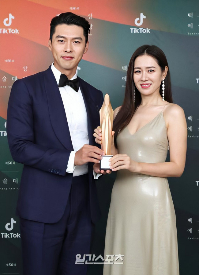 Vẻ đẹp và tài năng của Son Ye Jin giúp cô được truyền thông Hàn ngợi ca với danh hiệu “tình đầu quốc dân” và khiến cho Hyun Bin chao đảo.