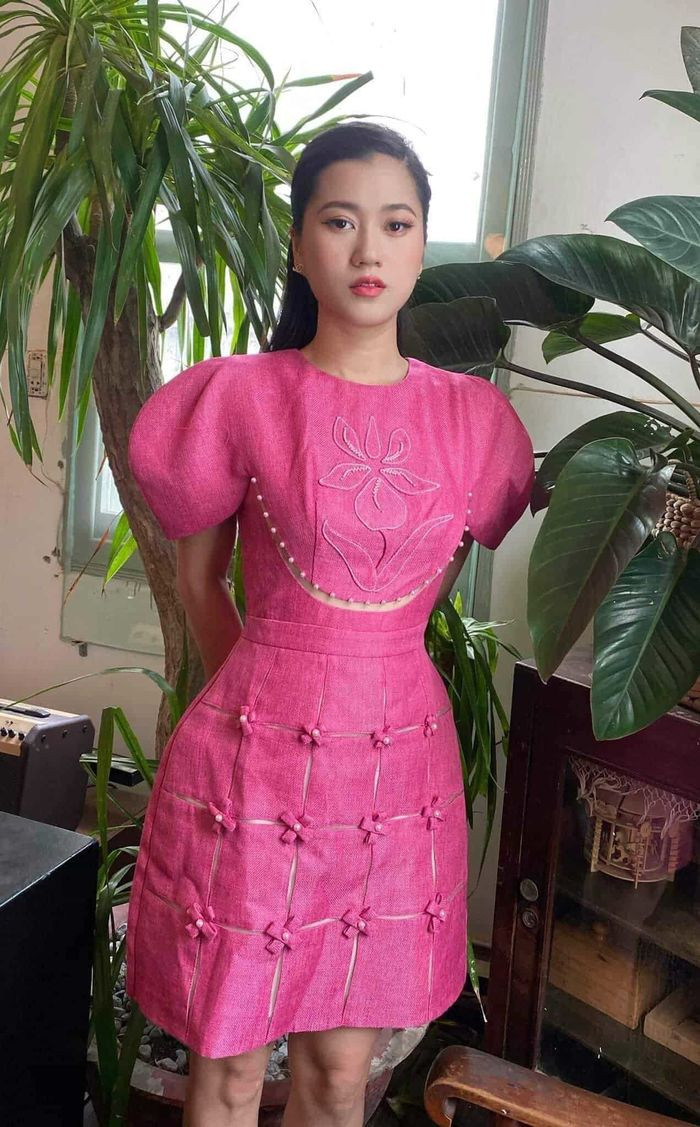 Không thể phủ nhận, thời gian gần đây, nữ diễn viên hài có sự "thăng hạng" vùn vụt về nhan sắc sau khi thực hiện chế độ giảm cân và giảm được 6kg mỡ thừa.