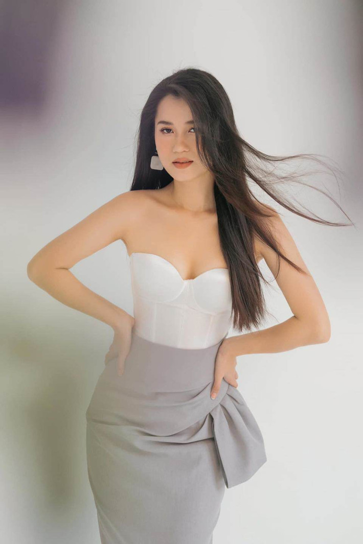 Vốn quen thuộc với khán giả qua hình ảnh hài hước, lầy lội trên sân khấu, bảo sao hình ảnh xinh đẹp này khiến bản thân nữ diễn viên cũng lấy "lạ".