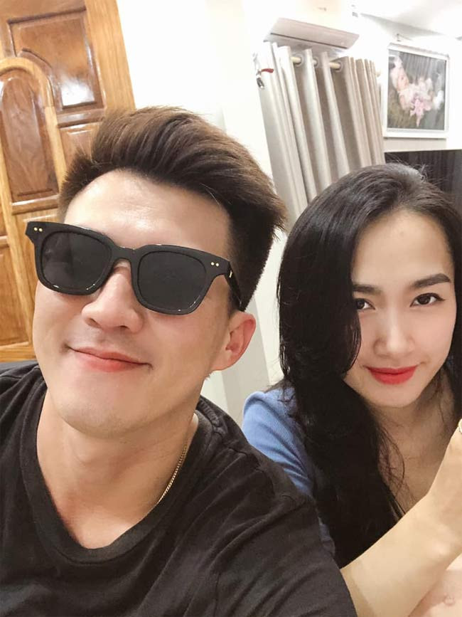 “Vợ tôi là người hiểu chuyện, không ngăn cản chồng đi đóng phim. Cô ấy động viên tôi theo nghề vì mỗi người một công việc…”, Hà Việt Dũng nói về vợ.