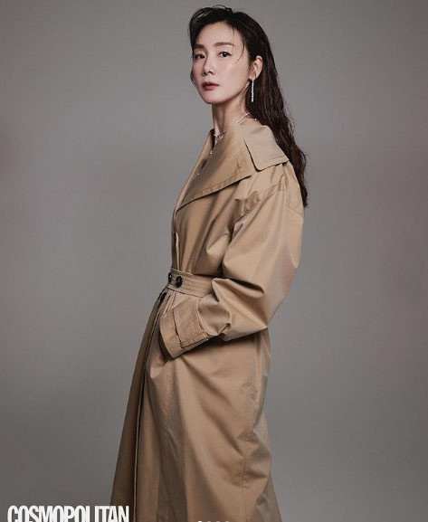 Choi Ji Woo cũng là một trong những sao giàu nhất Kbiz. Theo People with Money, năm 2013 thu nhập của Choi Ji Woo vào khoảng 75 triệu USD, đứng ở top cao trong giới diễn viên nữ thế giới.