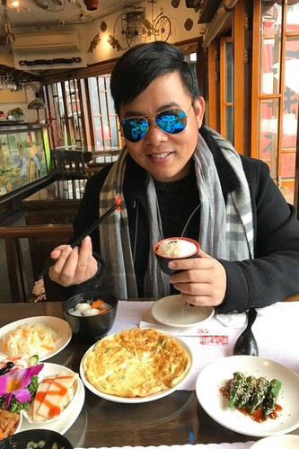 Ở tuổi 42, Quang Lê có một cuộc sống viên mãn với âm nhạc. Anh còn chăm chỉ làm Vlog và thường xuyên chia sẻ hình ảnh về cuộc sống hàng ngày lên mạng xã hội.