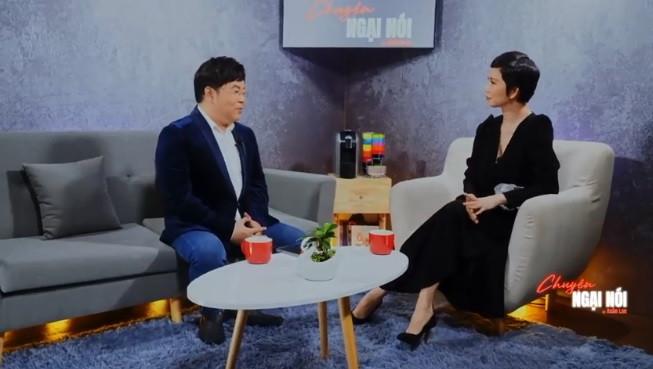 Chia sẻ trong chương trình "Chuyện ngại nói với Xuân Lan", Quang Lê tiết lộ đã từng cưới vợ năm 22 tuổi theo mong muốn của bố mẹ. Thời điểm đó, nam ca sĩ chưa đi hát, chưa nổi tiếng.