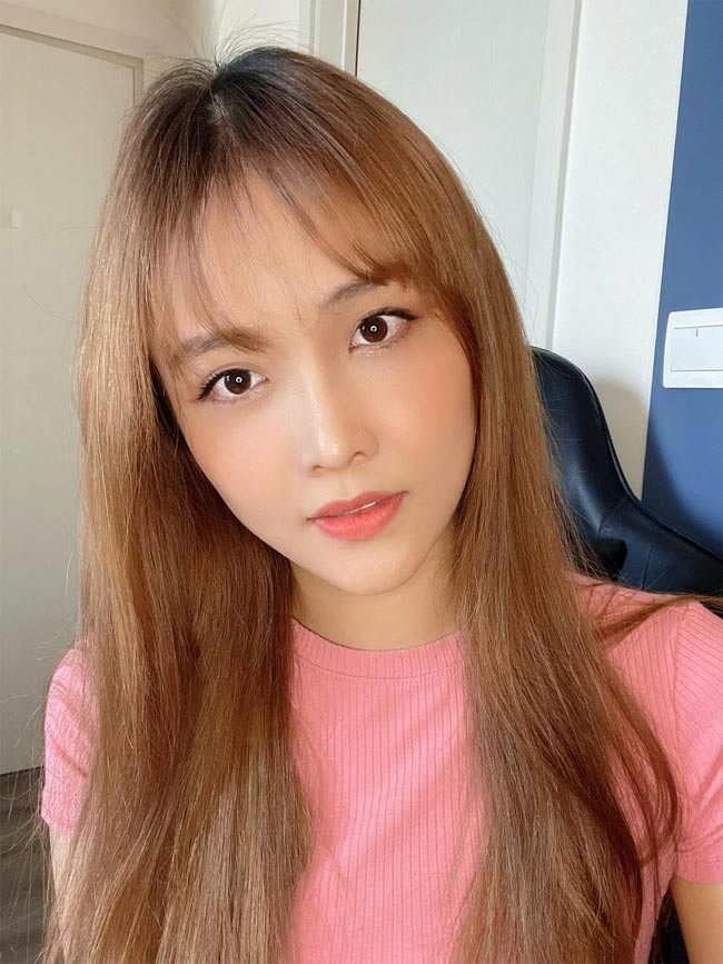 Mới đây trên trang cá nhân, Trương Mỹ Nhân khiến nhiều người ngỡ ngàng khi cô chia sẻ phải trả nợ cho mẹ từ năm 16 tuổi.