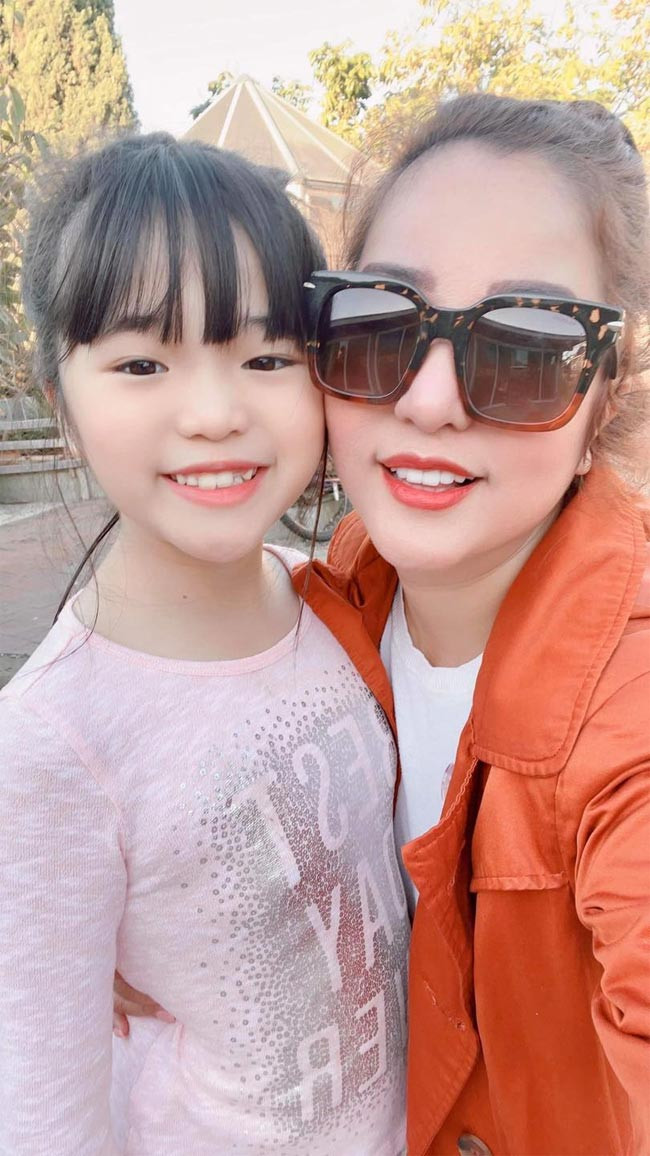 Tháng 2/2021, con gái 10 tuổi của Thúy Nga đã sang Mỹ đoàn tụ với mẹ sau 1 năm xa cách vì dịch bệnh.