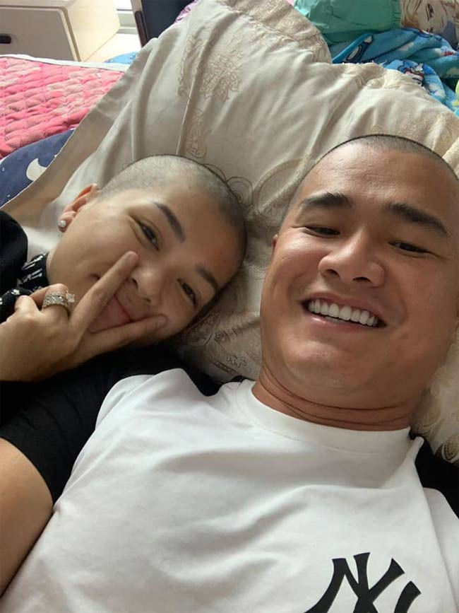 Thậm chí chồng của Oanh Yến còn cạo đầu trọc theo vợ để ủng hộ cô.