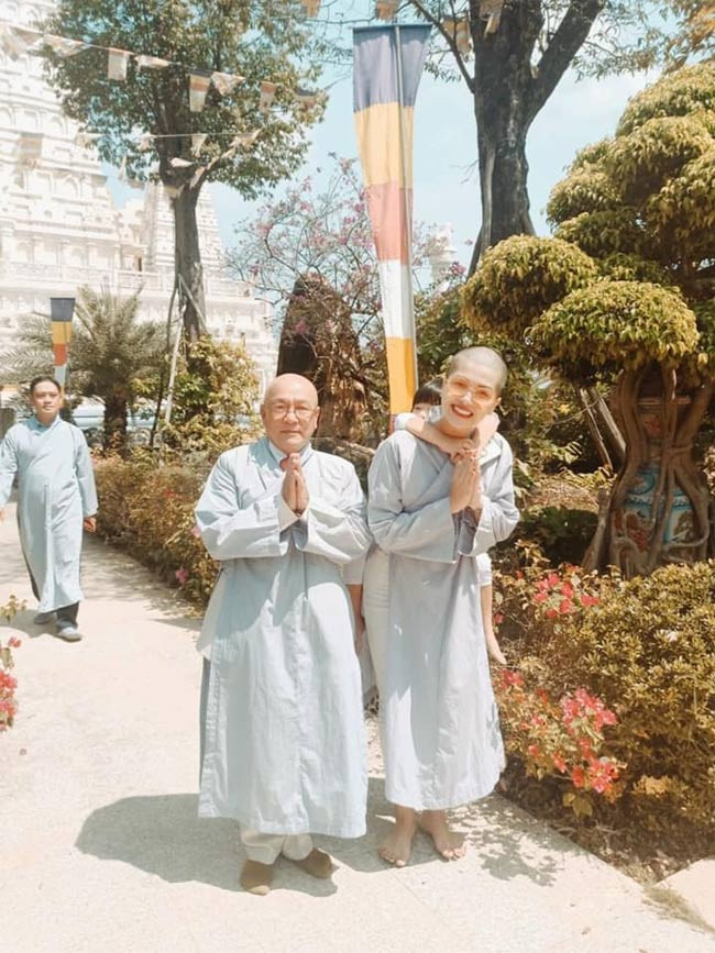 Nhiều người tưởng hoa hậu 6 con xuống tóc để quy y cửa Phật.