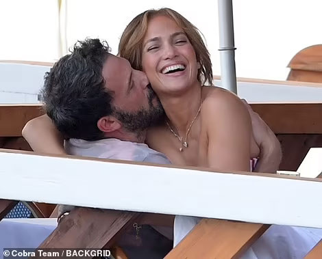 J.Lo và nam diễn viên 48 tuổi liên tục trao nhau những nụ hôn, những cái ôm xiết trong bữa ăn tối khi du thuyền dừng nghỉ ở Nerano, Italy. (Ảnh: Backgrid)