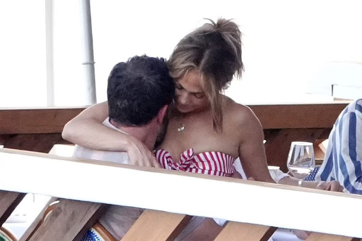 Ben Affleck quên hết mọi thứ xung quanh khi có người tình bên cạnh. (Ảnh: Backgrid)