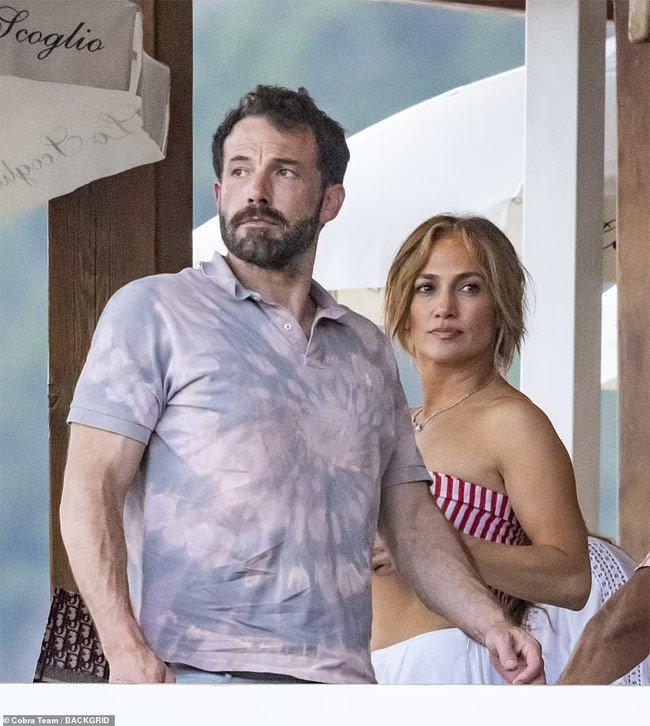 Jennifer Lopez và Ben Affleck được khen là đẹp đôi dù cô hơn anh tới 4 tuổi. (Ảnh: Backgrid)
