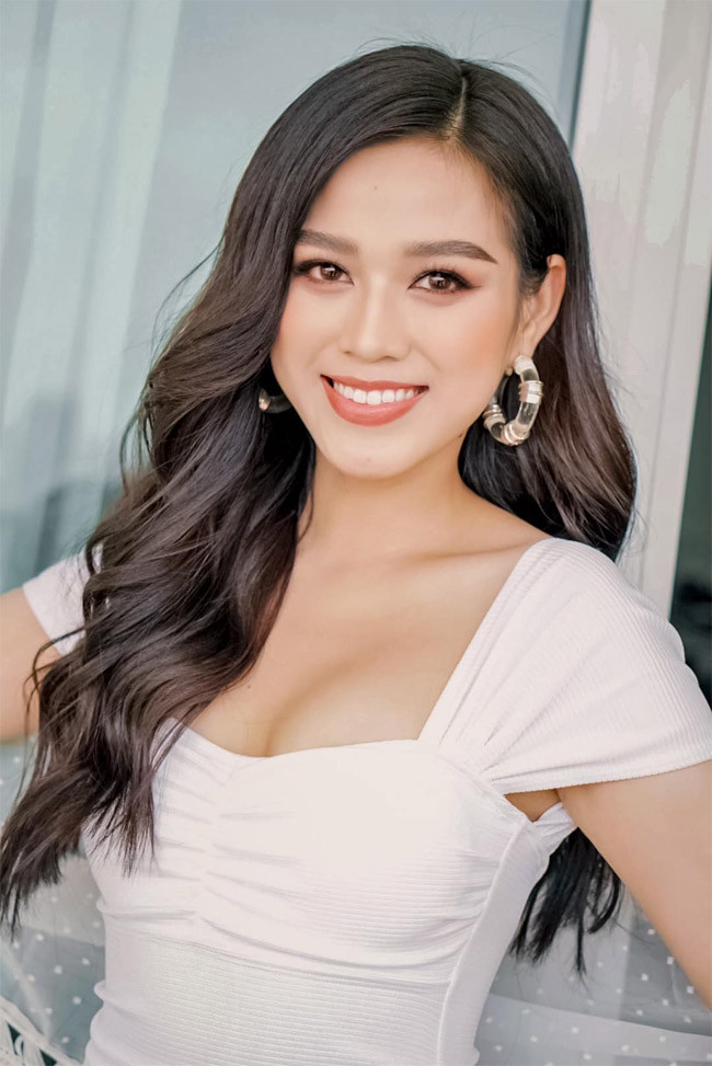 Hoa hậu Đỗ Thị Hà chọn những trang phục táo bạo hơn để khoe vẻ đẹp hình thể.