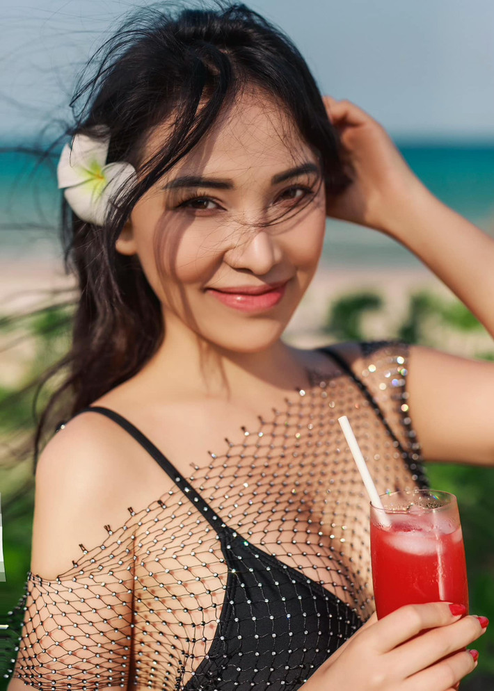 Cô cũng từng là người mẫu thuộc công ty Venus của ông bầu Vũ Khắc Tiệp.