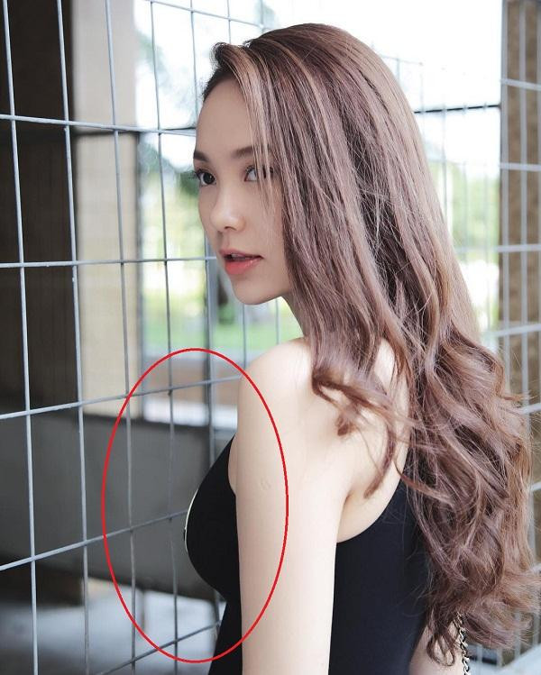 Cũng như "đàn chị" Hồ Ngọc Hà, ca sĩ Minh Hằng cũng không thua kém về nhan sắc lẫn số lần bị soi "sống ảo". Thậm chí trong một khoảnh khắc, vòng một nở nang của mỹ nhân Việt còn có siêu năng lực "làm cong song sắt".
