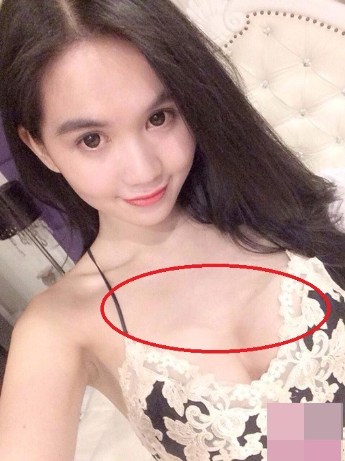 Thềm ngực bị biến dạng của Ngọc Trinh trong một bức ảnh "tự sướng" khiến "nữ hoàng nội y" bị nghi ngờ photoshop quá tay. Số khác phỏng đoán cô nàng độn silicon khiến vòng một trông kém tự nhiên.