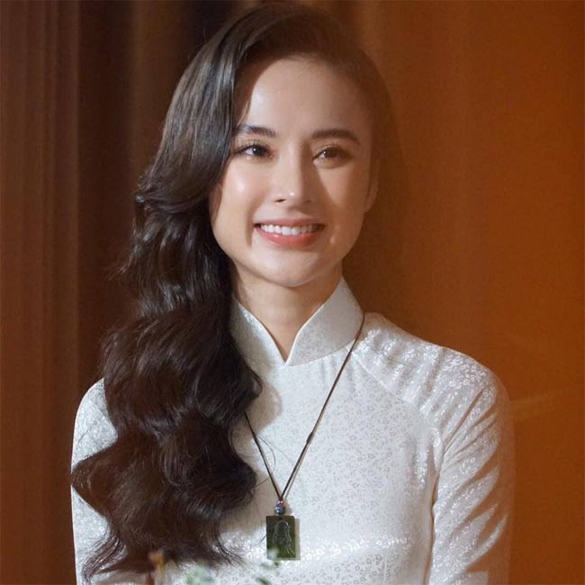 Theo đó, “bà mẹ nhí”Angela Phương Trinh cho rằng cách để chữa bệnh ung thư là: "Nói chuyện với khối u, trải lòng từ bi với khối u, cầu cho khối u siêu thoát. Vậy mà khối u sẽ dần dần biến mất". Chia sẻ của nữ diễn viên gây tranh cãi.