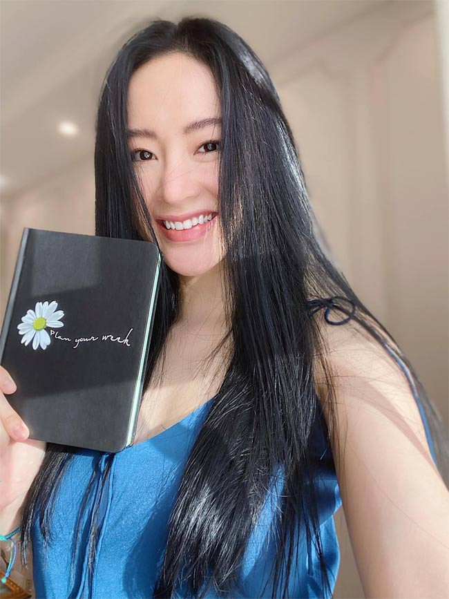 Ngoài công việc thiện nguyện và ăn chay trường, trên trang cá nhân Angela Phương Trinh thường xuyên đăng những lời trích pháp thoại.