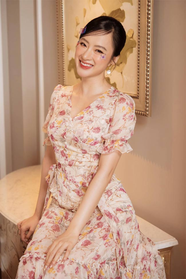Hình ảnh của Angela Phương Trinh trên trang cá nhân cũng rất khiêm tốn, giản dị, không còn hở hang, sexy như trước.