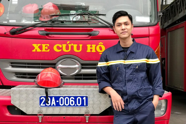 Bạn trai của Phương Oanh trong phim cũng không phải là gương mặt quá xa lạ với khán giả truyền hình. Trước khi đóng "Hương vị tình thân", anh từng gây ấn tượng với vai người lính cứu hỏa lấy nước mắt của khán giả trong phim "Lửa ấm".